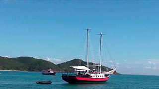 Doble penetración sobre la cubierta de un velero con una tetona