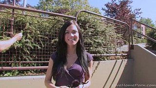 Dando caña a una morena de chichis pequeñas