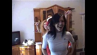 Morras rusas protagonizan una orgía juvenil con sus compas rusos