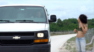 La pequeña zorra Holly Hendrix hace autostop y es cogida duramente en furgoneta