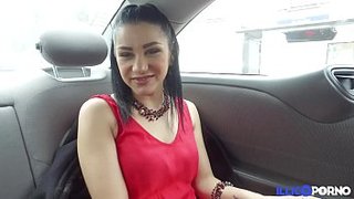 La jovencita francesa Isabella se coge a dos hombres al mismo tiempo