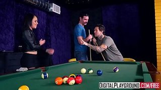 Dándole doble entrada a Holly Hendrix después de echar una partida de billar