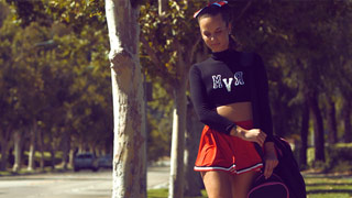 Echadota frente al espejo de una chava batonista y cheerleader. Liza Rowe