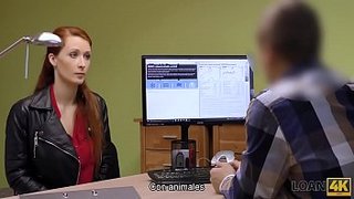 Si quieres conseguir el préstamo del dinero tendrás que lamerme los huevos