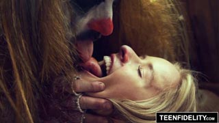 La chiquita adolescente Lily Ford es acosada por un payaso