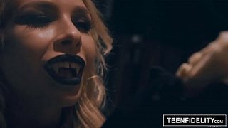 Panocha de mujer vampiro en boca del hombre lobo y moviendo el culito para que lo chupe