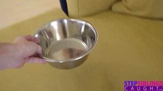 A tomar del bebedero para perros y a echar pasión con su hermanastro