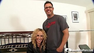 Sexo casero de parejas - Rubia rizada obtiene un poco de leche en su cara