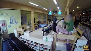 Cornudo avaricioso permite a un tipo complacer a su novia en el club de boliche