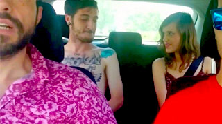 Compañeros de viaje se calientan y se ponen a coger en el carro