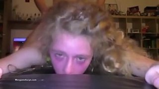 Rubia cachonda de cabello chino le ponen los ojos blancos cuando se la cogen