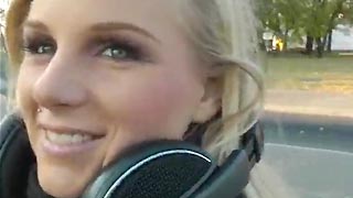 Belleza checa es convencida en el camión para echar pasión en la calle. Marry Queen