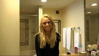 Katerina Kay se da placer en la tina y echa pasión en un hotel de Las Vegas