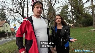 Amirah Adara se coge a un desconocido mientras su novio espera - Public Agent