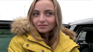 Joven muchacha checa accede a coger por dinero. Lady Bug