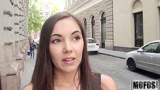 Jovencita rusa Jay Dee cogida y eyaculada