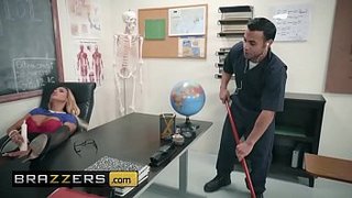 Maestra tetona se pone caliente con el conserje del colegio. Tegan James