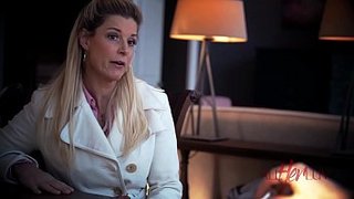 Chica dulce y madre comprensiva caen en la tentación del sexo