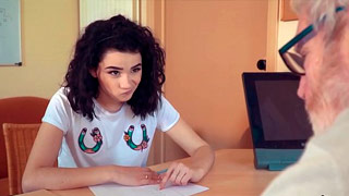 Chava guapa echando pasión con un señor ruco. Mia Navarro