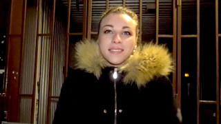 Chava de ojos azules bien bonitos cogiendo en la gasolinera. Angel Emily