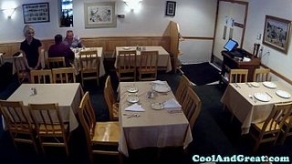 Cliente mantenido echando pasión con una mesera en la oficina del jefe