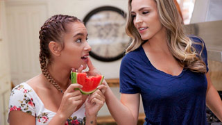 Mamá hace lamer su coño mojado a su hijastra. Ryan Ryans y Uma Jolie