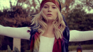 Mujer naturista amante del yoga, la meditación y las cogidas. Arya Faye