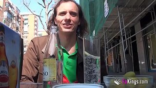 Rena es una chavita madrileña con unas chichis enormes que termina cogiendo con un vecino cuarentón