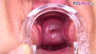 ¿Quieren ver el coñito de Viktoria Redd por dentro? Le inspeccionamos la raja