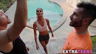 Chica chiquita manejable no alcanza el balón y se la cogen. Katya Rodriguez