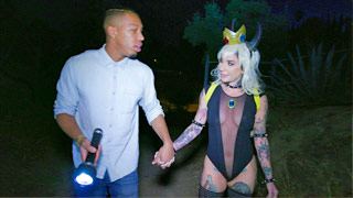 Joanna Angel se disfraza de viejita en Halloween y se echa un palo con un negro