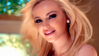 Staci Carr rebosa sensualidad y glamour en esta escena de sexo