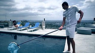 PUTA RICA - Valentina Nappi coge con el vato de mantenimiento de la alberca