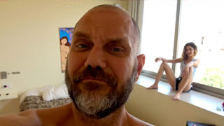 Verga gorda llena minúsculo coño colombiano. Scarlett Domingo y Nacho Vidal