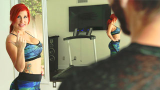 Mamá pelirroja atlética hace ejercicio con la verga del hijastro. Savana Styles