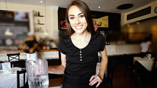 Me cojo a camarera de pizzería con la cara muy linda. Mackenzie Mace