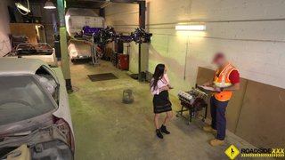 Alexandra intercambia una mamada y sexo para la reparación de su carro