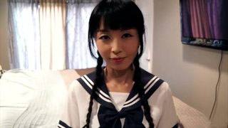 Chava japonesa con uniforme escolar agradeciendo a su papi por adoptarla. Marica Hase