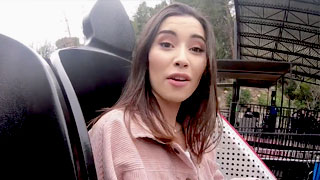 Chica bloguera sexy enseña su gran pompis en público. Aria Lee