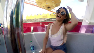 Jovencita nalgona Maria Jade se divierte en la noria y lo agradece cogiendo rico