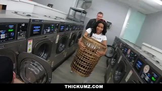 Travesuras calientes en la lavandería. ¡Jenna Foxx dentro de la lavadora!