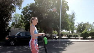 Adolescente linda con patinete eléctrico. Kenzie Madison