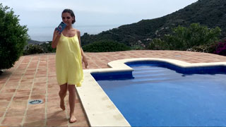 Jóvenes rusas corretean encueradas por la alberca y se chupan los conejitos