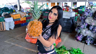 Latina colombiana sale del mercado directamente a la cama. Melina Zapata