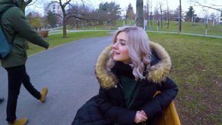 Linda adolescente se traga el semen por dinero en efectivo. Eva Elfie