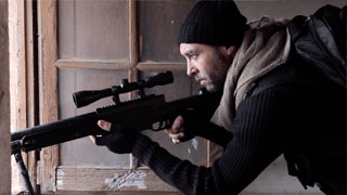 Francotirador se enamora a primera vista de una chava árabe bien chichona y guapa