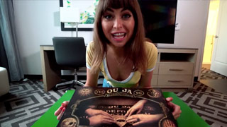 Echando pasión con el hermanastro para mantenerlo vivo. Riley Reid con ouija en Halloween