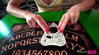 Echando pasión con el hermanastro para mantenerlo vivo. Riley Reid con ouija en Halloween