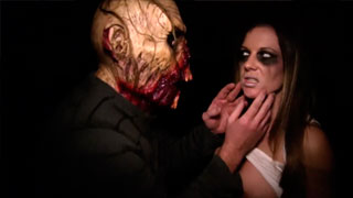 Mandy Flores es violada por un zombie, se reconvierte y le arranca la cabeza