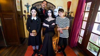Parodia porno de La Familia Addams. Fiesta monstruosa en Halloween